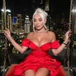 Daniella Chávez Instagram - Gracias por sus Saludos de Cumpleaños 🎁 los estoy leyendo todos.. 🥰 fotos de anoche esperando las 00:00♥️26/10 🦂 #Dubai . @loveli_ua Dress 🌹. CÉ LA VI Dubai