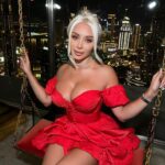 Daniella Chávez Instagram - Gracias por sus Saludos de Cumpleaños 🎁 los estoy leyendo todos.. 🥰 fotos de anoche esperando las 00:00♥️26/10 🦂 #Dubai . @loveli_ua Dress 🌹. CÉ LA VI Dubai