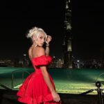 Daniella Chávez Instagram - Gracias por sus Saludos de Cumpleaños 🎁 los estoy leyendo todos.. 🥰 fotos de anoche esperando las 00:00♥️26/10 🦂 #Dubai . @loveli_ua Dress 🌹. CÉ LA VI Dubai