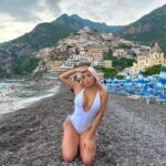 Daniella Chávez Instagram – 🐚Costa Amalfitana🍝 jamás comí tanta pasta jiji Cuál es tu foto favorita? 🪨Cómoda no estaba pero si Feliz 🥰 Positano, Amalfi Coast, Italy