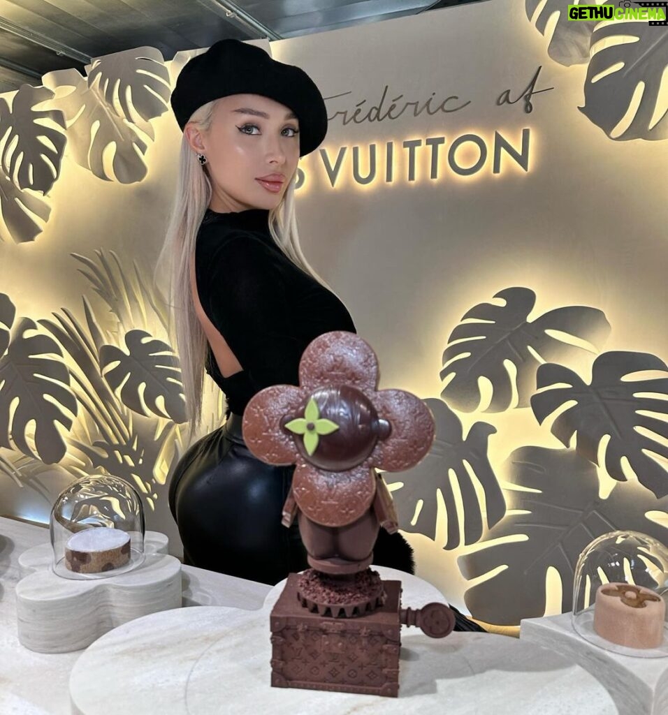 Daniella Chávez Instagram - Café Louis Vuitton 🤎☕🍫Eres de Té o Café? Yo los 2 y si es con postre mejor 🍰.