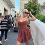 Daniella Chávez Instagram - 🍦 Capri 🇮🇹 Cuál es tu foto Favorita? Capri, Italy