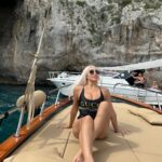 Daniella Chávez Instagram - Tan Bendecida de este viaje junto a Isi, nuestro primer viaje de Chicas, solo ella y yo 🙏 La vita è bella-Capri 🩵 Capri, Italy