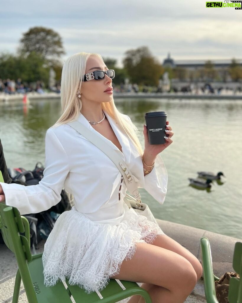 Daniella Chávez Instagram - Moments in Paris ✨Cuál es tu Fav? El mío es el último 🤫Video🥰 Paris, France