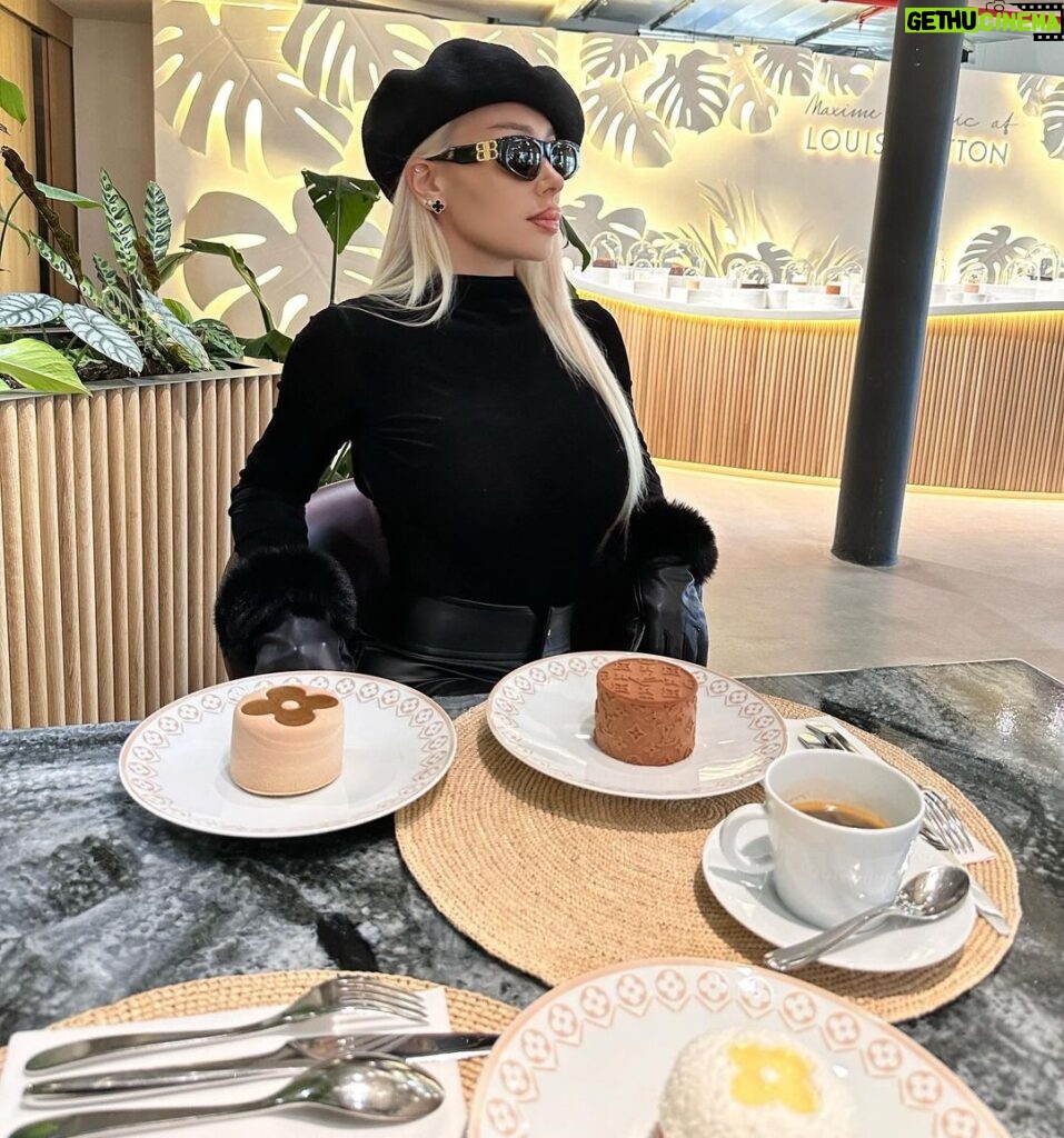 Daniella Chávez Instagram - Café Louis Vuitton 🤎☕🍫Eres de Té o Café? Yo los 2 y si es con postre mejor 🍰.