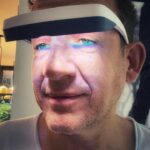 Dany Boon Instagram - Vive mon cadeau de luminothérapie qui permet à la fois de passer un Noël serein et d’être les lumières du sapin. Très Bon Noël a toutes et tous ✨🤩🎄❤️
