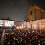 Dany Boon Instagram - Projection magique de Bienvenue chez les Ch’tis au festival de Bologne sur un écran géant devant 3000 personnes. Extraordinaire! Merci Gian Luca pour ce moment extraordinaire ❤️