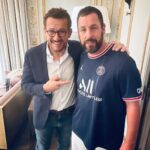 Dany Boon Instagram - Actuellement en tournage pour Netflix à Paris sur Murder Mystery 2, j’ai rencontré un gentil supporter du PSG pour le match de ligue des Champions de ce soir. ✨🤩 (Moi c’est plutôt le Losc ou Lens 🥳) . #murdermystery2 #netflix @adamsandler