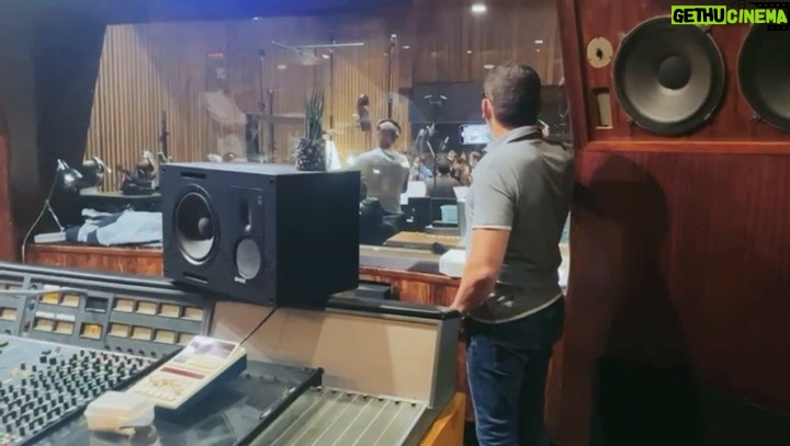 Dany Boon Instagram - Enregistrement de la sublime musique d’Alexandre Lecluyse avec 35 merveilleux musiciens au Studio Ferber à Paris. Un temps suspendu absolument magique. Mon film a de la chance !