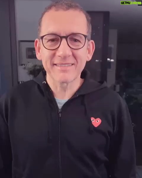 Dany Boon Instagram - Je participe à la tombola organisée par @starssolidaires au profit de @protegetonsoignant... avec à la clé une journée de tournage ! Toutes les infos sur le site : https://stars-solidaires.com/