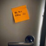 Dany Boon Instagram - Ma fille, très prudente, se protège du coronavirus... et de l’orthographe. Courage, force et patience à vous tous en ce moment compliqué mais heureusement momentané ✨❤