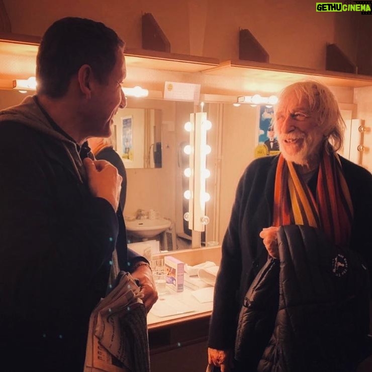 Dany Boon Instagram - Fantastique Pierre Richard dans l’extraordinaire spectacle de @maymathilda, Monsieur X au théâtre de l’Atelier à Paris. C’est drôle, c’est touchant, c’est magique, allez-y vite! Ça finit dimanche. @pierrerichardofficiel