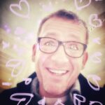 Dany Boon Instagram - En cette journée internationale de l’abus du filtre photo, de l’œil humide et du sourire niais, je souhaite à tous les amoureux une belle fête de Saint-Valentin. ❤️🥳❤️
