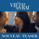 Dany Boon Instagram - Découvrez le nouveau teaser de ma comédie LA VIE POUR DE VRAI où je suis entouré d’un duo extraordinaire, la géniale Charlotte Gainsbourg et ce jeune acteur au regard prometteur… Kad Merad 🤩 Au cinéma le 19 avril. #laviepourdevrai