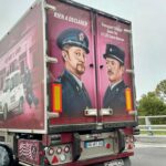 Dany Boon Instagram - Un de mes amis a croisé ce bien beau camion. MERCI aux transports Chappé Louis Fils pour cette jolie fresque 🤩 c’est d’autant plus touchant pour moi❤️ mon père était routier.