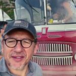 Dany Boon Instagram - Petite visite exclusive du plateau de tournage de ma prochaine comédie LA VIE POUR DE VRAI avec un retour en arrière à l’entrée du club Méditerranée de 1970 🤩✨ . #laviepourdevrai