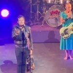 Dany Boon Instagram - Petit bout d’ambiance à la dernière de la tournée de @m_chedid. ! Quel showman incroyable! Des musiciens de folie! Une mise en scène parfaite pour un concert extraordinaire! Je dis M comme Merci ✨❤️
