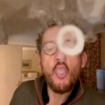 Dany Boon Instagram - Que pensez vous de mes répétitions de ronds de fumée de l’inspecteur Delacroix de #MurderMystery2 ? Attention c’est réalisé sans trucage, sans tabac, sans nicotine et sans fumée, c’est de la vapeur d’eau! (Car fumer pue)