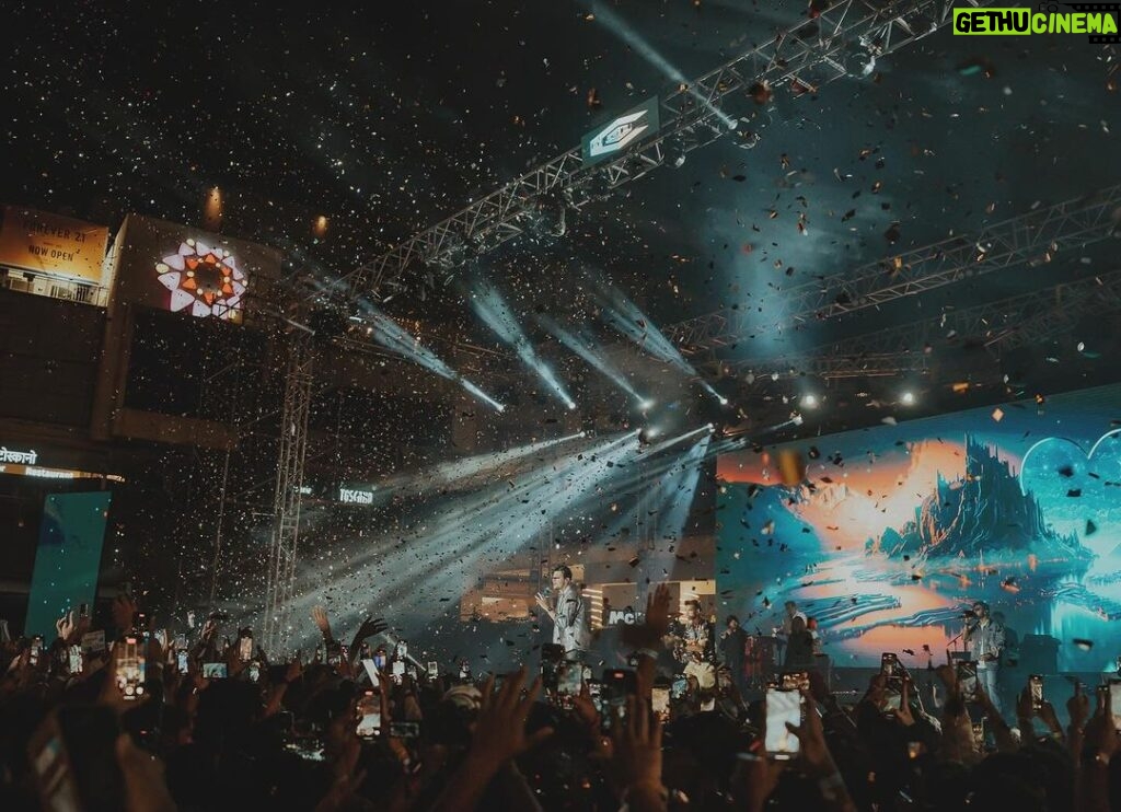 Darshan Raval Instagram - PUNE, The time on stage with you all went by so fast. The next morning after a concert is so emotional for me,I get flashes of all of you from the stage and i could still hear & feel all the love you all gave me yesterday. All i can say is that i will see you soon. 4th super power packed concert done ✔️ Will miss you #pune ✨🫰 @naushadepositive @lovegen_spain @seventyseven_entertainment @epositiveent 📸 @dushyantravaldz Pune, Maharashtra