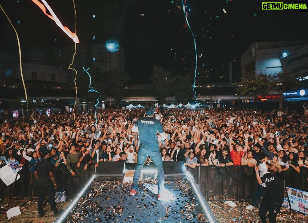 Darshan Raval Instagram - PUNE, The time on stage with you all went by so fast. The next morning after a concert is so emotional for me,I get flashes of all of you from the stage and i could still hear & feel all the love you all gave me yesterday. All i can say is that i will see you soon. 4th super power packed concert done ✔️ Will miss you #pune ✨🫰 @naushadepositive @lovegen_spain @seventyseven_entertainment @epositiveent 📸 @dushyantravaldz Pune, Maharashtra