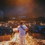 Darshan Raval Instagram - #Mumbai Concert was very very special Everyone waited so many years for this to happen and this couldn’t have happened without @naushadepositive @seventyseven_entertainment @lovegen_spain @epositiveent and all of you who came to the concert yesterday and made it a complete sold out show ❤️ All my friends family who came to the concert you guys always make me feel pariwaar ho toh aise ho warna na ho LOVE YOU ALL 🤗🤗 📸 @dushyantravaldz