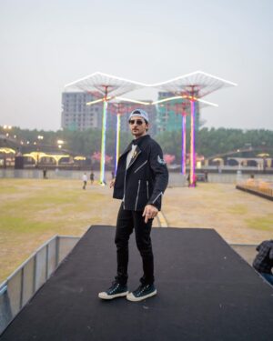 Darshan Raval Instagram - #Surat Let’s BEGIN 
(Last photo mat dekhna..sneek peek hai from what’s going to happen 😉)