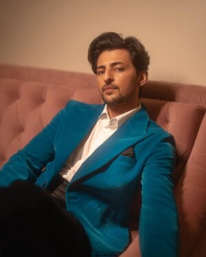 Darshan Raval Instagram - Just looking like a…😉😉💙

Surat see you in few hours now..super excited 🫰✨

Jacket and trousers @nm_design_studio
Shoes :- @rarerabbit_in
Styled by:- @epoch_by_karan
📸 @dushyantravaldz