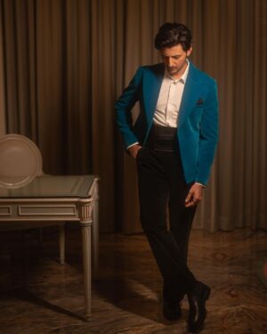 Darshan Raval Instagram - Just looking like a…😉😉💙

Surat see you in few hours now..super excited 🫰✨

Jacket and trousers @nm_design_studio
Shoes :- @rarerabbit_in
Styled by:- @epoch_by_karan
📸 @dushyantravaldz