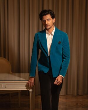 Darshan Raval Instagram - Just looking like a…😉😉💙

Surat see you in few hours now..super excited 🫰✨

Jacket and trousers @nm_design_studio
Shoes :- @rarerabbit_in
Styled by:- @epoch_by_karan
📸 @dushyantravaldz