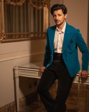 Darshan Raval Instagram - Just looking like a…😉😉💙

Surat see you in few hours now..super excited 🫰✨

Jacket and trousers @nm_design_studio
Shoes :- @rarerabbit_in
Styled by:- @epoch_by_karan
📸 @dushyantravaldz