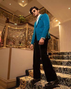 Darshan Raval Instagram - Just looking like a…😉😉💙

Surat see you in few hours now..super excited 🫰✨

Jacket and trousers @nm_design_studio
Shoes :- @rarerabbit_in
Styled by:- @epoch_by_karan
📸 @dushyantravaldz