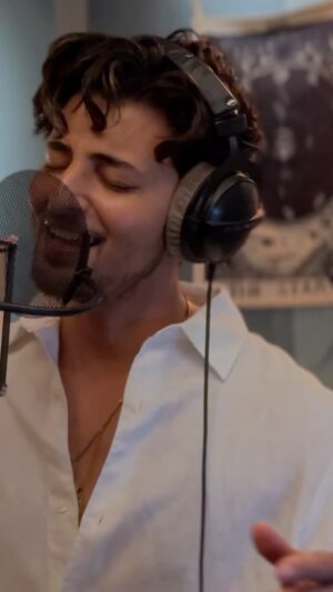 Darshan Raval Instagram - ‘Rasiya Studio Version’ 
Dedication to my fav.. @arijitsingh @ipritamofficial & @amitabhbhattacharyaofficial 
Thank you for making so many beautiful songs ✨❤️ 

Music by @anmoldaniel_
