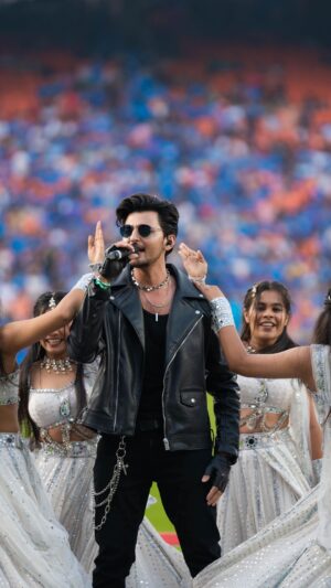 Darshan Raval Instagram - #Mahiyejinnasohna at #indvspak 

@icc @indiancricketteam
