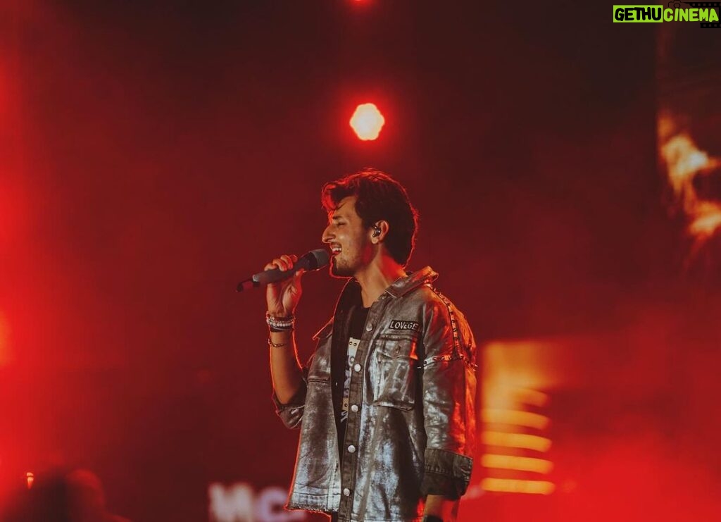 Darshan Raval Instagram - PUNE, The time on stage with you all went by so fast. The next morning after a concert is so emotional for me,I get flashes of all of you from the stage and i could still hear & feel all the love you all gave me yesterday. All i can say is that i will see you soon. 4th super power packed concert done ✔️ Will miss you #pune ✨🫰 @naushadepositive @lovegen_spain @seventyseven_entertainment @epositiveent 📸 @dushyantravaldz Pune, Maharashtra