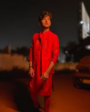 Darshan Raval Instagram - Lagyo Prem No Rang Mane 🎼🎵🎶

Kurta set by @madzinlabel 
Styled by @epoch_by_karan