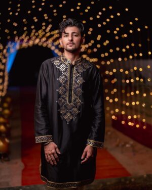 Darshan Raval Instagram - Another year of your love goes by 💙
The promise to give all my heart and soul to music continues…

Outfit :-@mardbyabusandeep
Shoes :- @mondarroshoes
Styled by @epoch_by_karan 

📸 @dushyantravaldz