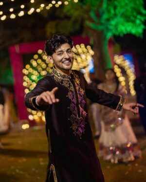 Darshan Raval Instagram - Another year of your love goes by 💙
The promise to give all my heart and soul to music continues…

Outfit :-@mardbyabusandeep
Shoes :- @mondarroshoes
Styled by @epoch_by_karan 

📸 @dushyantravaldz