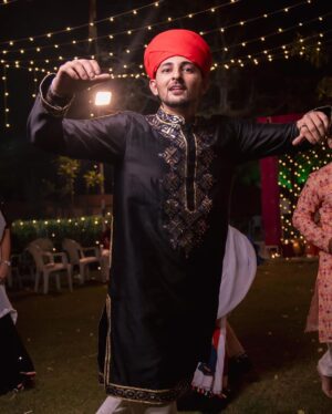 Darshan Raval Instagram - Another year of your love goes by 💙
The promise to give all my heart and soul to music continues…

Outfit :-@mardbyabusandeep
Shoes :- @mondarroshoes
Styled by @epoch_by_karan 

📸 @dushyantravaldz