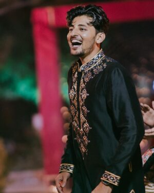 Darshan Raval Instagram - Another year of your love goes by 💙
The promise to give all my heart and soul to music continues…

Outfit :-@mardbyabusandeep
Shoes :- @mondarroshoes
Styled by @epoch_by_karan 

📸 @dushyantravaldz