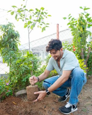 Darshan Raval Instagram - A new ritual. Will try and plant trees as much as i can ❤️🌍

Thank you @chouhanshivrajsingh sir for inspiring me 🤗 #prebirthdaycelebration