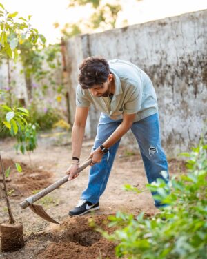 Darshan Raval Instagram - A new ritual. Will try and plant trees as much as i can ❤️🌍

Thank you @chouhanshivrajsingh sir for inspiring me 🤗 #prebirthdaycelebration