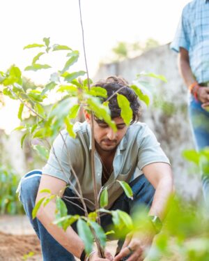 Darshan Raval Instagram - A new ritual. Will try and plant trees as much as i can ❤️🌍

Thank you @chouhanshivrajsingh sir for inspiring me 🤗 #prebirthdaycelebration