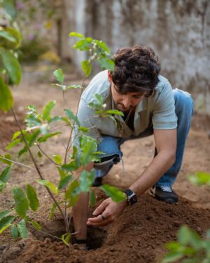 Darshan Raval Instagram - A new ritual. Will try and plant trees as much as i can ❤️🌍

Thank you @chouhanshivrajsingh sir for inspiring me 🤗 #prebirthdaycelebration