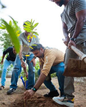 Darshan Raval Instagram - A new ritual. Will try and plant trees as much as i can ❤️🌍

Thank you @chouhanshivrajsingh sir for inspiring me 🤗 #prebirthdaycelebration