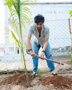 Darshan Raval Instagram - A new ritual. Will try and plant trees as much as i can ❤️🌍

Thank you @chouhanshivrajsingh sir for inspiring me 🤗 #prebirthdaycelebration