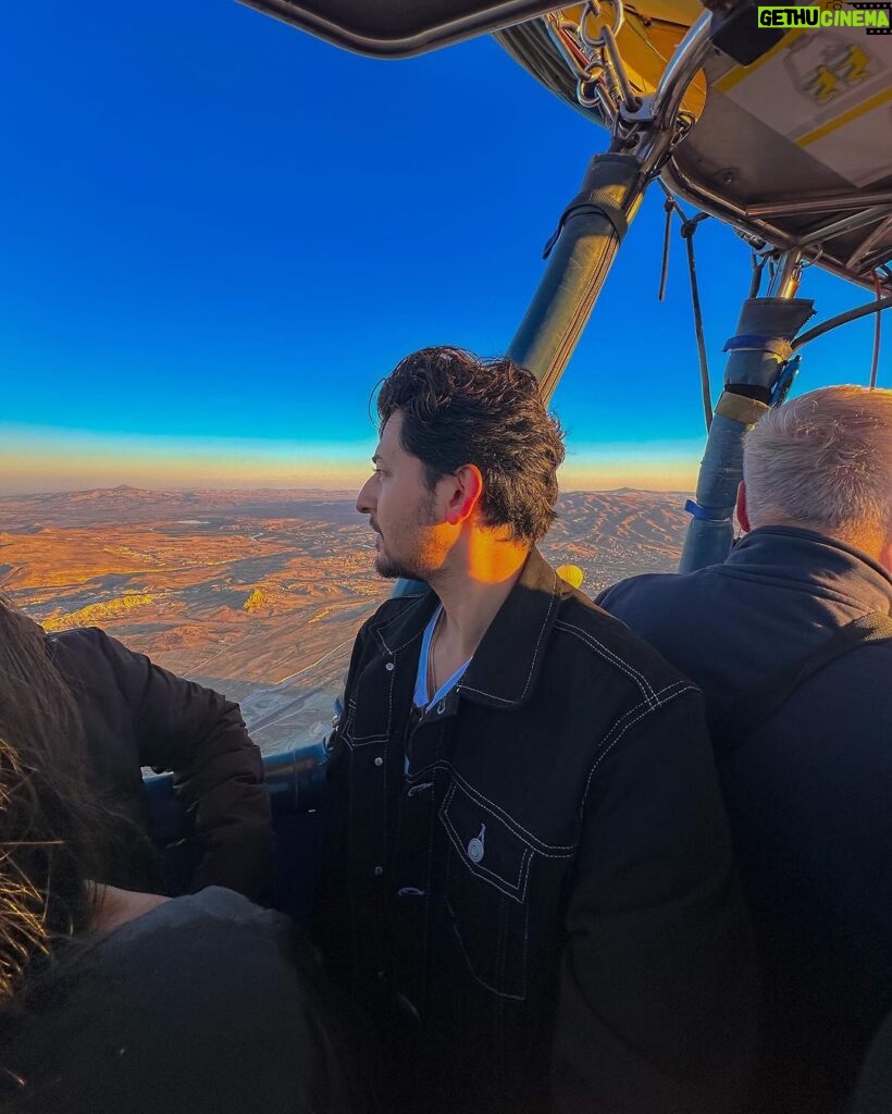 Darshan Raval Instagram - What a beautiful experience it was ❤️✨yea also i am lil afraid of heights 😁🤣 (Check out the broadcast channel for more pictures 🤗✨) Cappadocia/Turkey