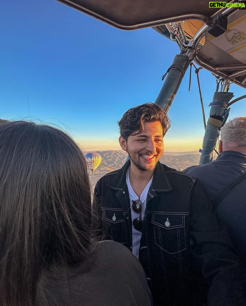 Darshan Raval Instagram - What a beautiful experience it was ❤️✨yea also i am lil afraid of heights 😁🤣 (Check out the broadcast channel for more pictures 🤗✨) Cappadocia/Turkey