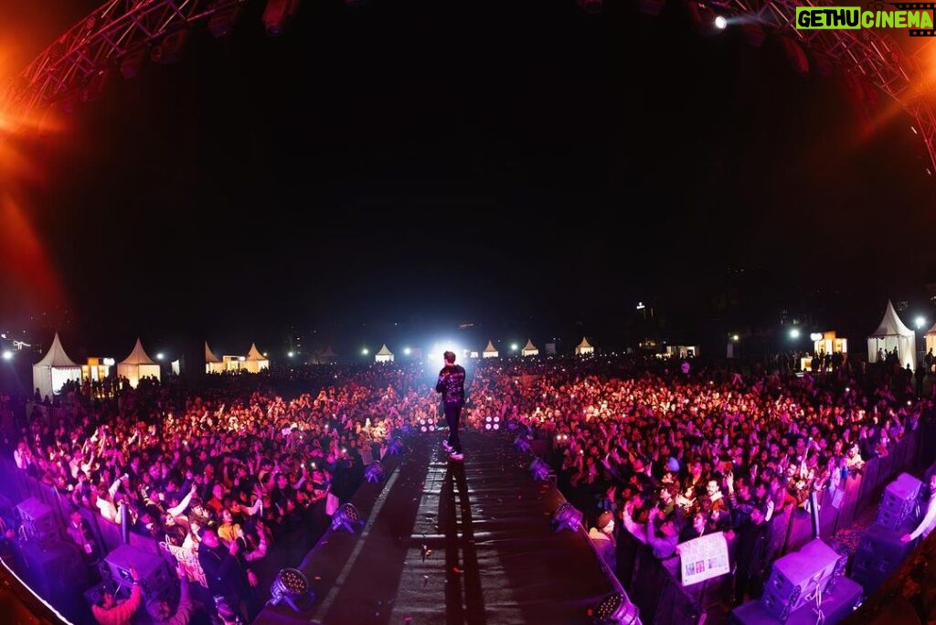 Darshan Raval Instagram - Its Delhi, of course, has to be MASSIVE ✨❤️ Thank you 💙 📸 @sam_clicks1 @panda.films_ Delhi, India