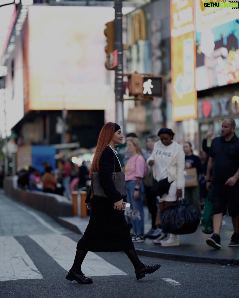 Darya Timoshenko Instagram - Lady Dasha in NY 🕰️ @totti.outfits Times Square, New York City