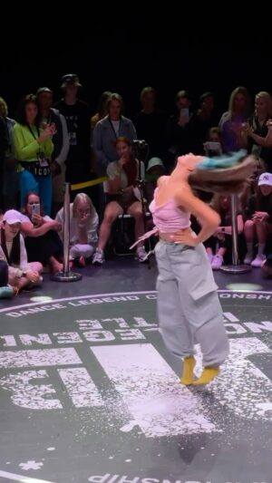 Darya Timoshenko Instagram - Хочу на батлы ! Хочу разьебывать! Хочу делать вот так ! Мне кажется это травма с коленом сделает меня сильнее 😅 но, только когда выздоровею!

#рилсрекомендации эксперимент продолжается !

#дроп #падение #падатьвдроп #дип #вог #танцывог #москва #онлайн #онлайнкурс #рекомендации #продвижение #рилскурс